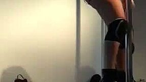 Doctora sexy se desnuda bailando en el tubo