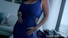 लिंगरी में सोफी डी अपनी बड़ी क्लिट पर तेल लगाती हुई मस्त