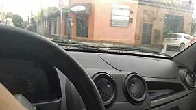 Estou fazendo uber e a mulher do meu vizinho pagou um boquete delicioso no carro pra mim