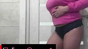 हाउसकीपर बाथ में मस्तरबेट कर रही है!