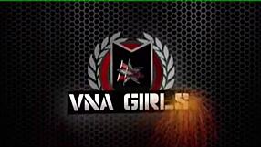 लिंगरी में सोफी डी अपनी बड़ी क्लिट पर तेल लगाती हुई मस्त