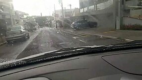 Estou fazendo uber e a mulher do meu vizinho pagou um boquete delicioso no carro pra mim