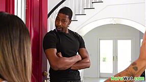 क्या petite 18+ asian masseuse nuru massage में black client के big cock को handle कर सकती है?