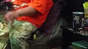 मेरी स्टेपमॉम डिक को देखती हुई एक्ट करती है जैसे वह नहीं देख रही