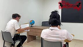 नॉटी स्कूल-गर्ल ने क्लासमेट को बेयरबैक राइड किया स्टیمی सेशन में