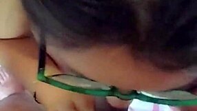 Chubby brunette shakes big ass in bedroom close-up?