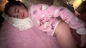 स्टेप सिस्टर भाई के बेड शेयर करती है