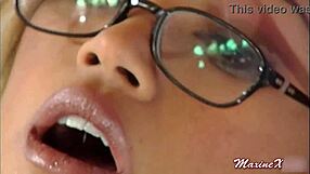 एशियन मिल्फ मैक्सीन अपनी टाइट होल को जोर से ठोकती है, देखना है क्या?