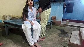 मुझे अपनी पहली बार याद है, इस क्यूट इंडियन गर्लफ्रेंड के साथ आउटडोर हैंडजॉब सेशन