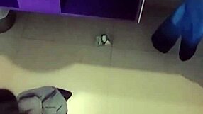 Chubby brunette shakes big ass in bedroom close-up?