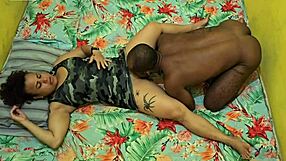 ब्रूनेट मिल्फ बिग ब्लैक कॉक पर जोर से चिल्लाती है इंटेन्स गांद चुदाई और क्रिम्पाई के दौरान