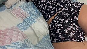 Primeira vez com essa ninfetinha e ela j� me fez gozar 2 vezes com essa buceta mais linda que voc�s v�o ver no x lunna geek completo no red e no cher!