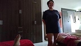 18 साल की सौतेली बहन कपड़े मांगती है और बदले में अपनी गंद को दूध से भरवाने को कहती है