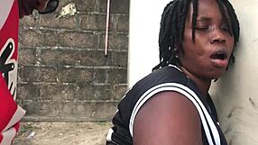 गांड वाली बार्बी के साथ चश्मे के पास बाहर चुदाई