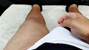 minha namorada bateu uma siririca gostosa em sua bucetinha apertadinha e lisa me deixando excitado que fui gozar