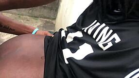 गांड वाली बार्बी के साथ चश्मे के पास बाहर चुदाई