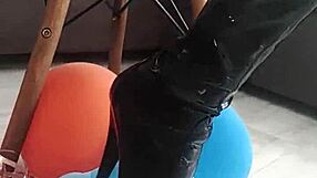 I watch Veve poppin' balloons in her latex stockings, it's so sharp!