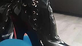 I watch Veve poppin' balloons in her latex stockings, it's so sharp!