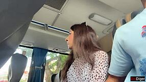 पब्लिक डिक फ्लैश - बस में लंड दिखाया और अजनबी ने गार्डन में हिला दिया