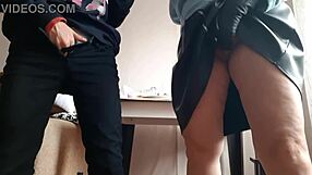 मैं मिनीस्कर्ट जींस में हॉट मिल्फ के साथ मस्तरबेट करती हूँ