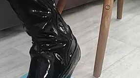 I watch Veve poppin' balloons in her latex stockings, it's so sharp!