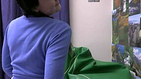 ऑस्ट्रेलियाई लड़की बट प्लग्ड दildo से मस्ती करती है