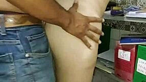 यंग कपल्स ऑफिस में ओवरटाइम मोन्स्टर लंड ब्लोजॉब बन जाता है