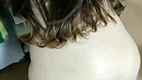 यंग कपल्स ऑफिस में ओवरटाइम मोन्स्टर लंड ब्लोजॉब बन जाता है