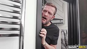 सौतेला डैड चुपके से अपनी सौतेली बेटी को चोदता है?