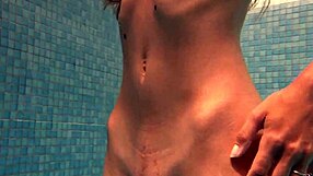 इरिना पूल अंडरवॉटर एक्सप्लोर करती है