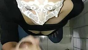 यंग कपल्स ऑफिस में ओवरटाइम मोन्स्टर लंड ब्लोजॉब बन जाता है