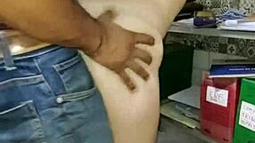 यंग कपल्स ऑफिस में ओवरटाइम मोन्स्टर लंड ब्लोजॉब बन जाता है