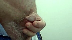 रस्टीएएस1 मई 20 को पब्लिक टॉयलेट में मस्तरबेट करता है