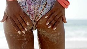 बीच पर बिकिनी हॉटी गांड हिला रही है