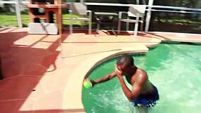 इबोनी रेडहेड लंड चूसक मॉन्स्टर लंड से अभिभूत कम स्वैपिंग के लिए झुकाई