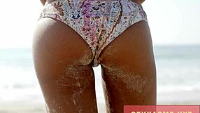 बीच पर बिकिनी हॉटी गांड हिला रही है