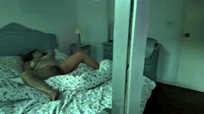 स्टेपमॉम ने दरवाजा बंद न किया बेडरूम में भुड़ी चूत