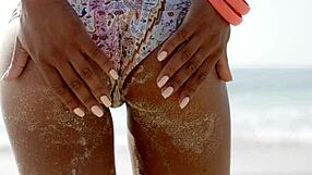 बीच पर बिकिनी हॉटी गांड हिला रही है