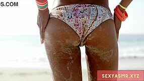 बीच पर बिकिनी हॉटी गांड हिला रही है