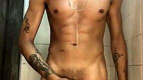 novinho do pau grosso batendo punheta no chuveiro banho 😏