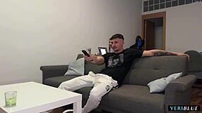 LE INVITA A SU CASA A VER UNA PELI Y SE LE FOLLA MUY DURO