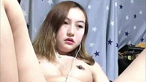 अमेचर जापानी गर्ल मस्तरबेट करती है और हॉर्नी स्क्वर्ट्स