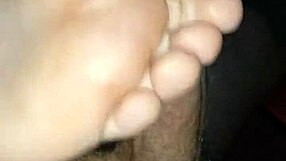 Check out this homemade bare footjob leading to big cumshot 😍