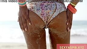 बीच पर बिकिनी हॉटी गांड हिला रही है