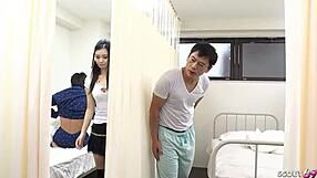 छोटी जापानी टीन 18+ अस्पताल रोलप्ले में लुभाई गई