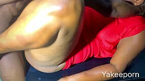 टीचर स्टाफ रूम में बड़े ब्लैक कॉक से फक करता है।