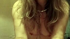 esclave f does self-session with punaises and coup de ceinture