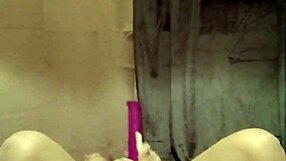 esclave f does self-session with punaises and coup de ceinture