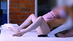 Hermana Mayor Y El Compa�ero De Su Hermanastro En El Hotel Donde Se Escaparon Para Escapar Del Mundo