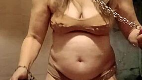 esclave f does self-session with punaises and coup de ceinture